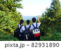 景色を眺める少女 82931890