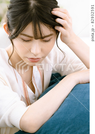 不調に悩む女性 不調に悩む女性 82932591
