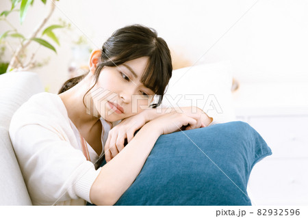 不調に悩む女性 82932596
