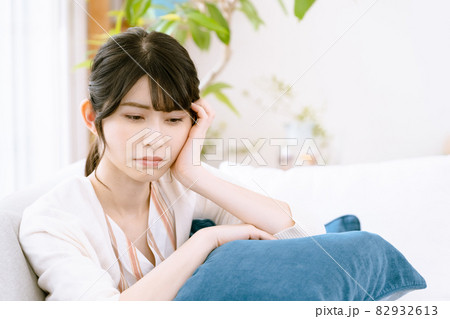 不調に悩む女性 不調に悩む女性 82932613