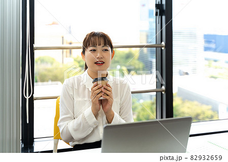コーヒーを飲んで休憩中の女性 82932659