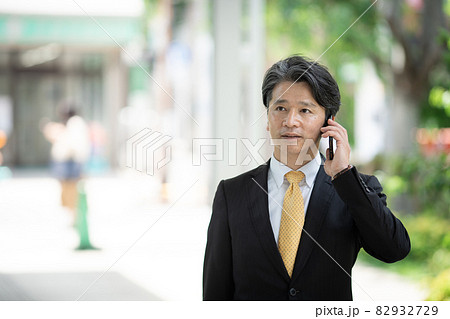 ビジネス 男性 スマホ 屋外 ビジネス 男性 スマホ 屋外 82932729