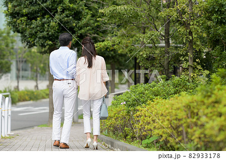 シニア夫婦 散歩 後ろ姿 シニア夫婦 散歩 後ろ姿 82933178