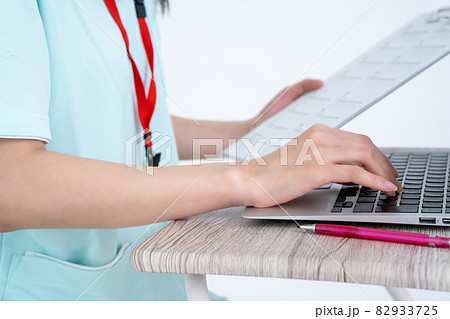 カルテをパソコンに登録する女性の看護師【パーツカット】 カルテをパソコンに登録する女性の看護師【パーツカット】 82933725