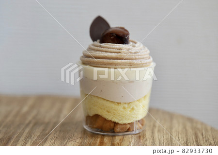 渋皮栗が乗ったモンブランカップケーキ　 82933730