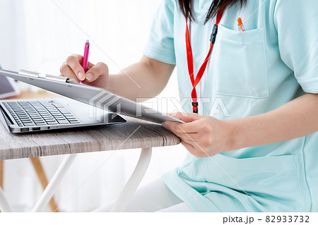 カルテをパソコンに登録する女性の看護師【パーツカット】 82933732