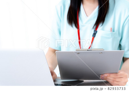 カルテをパソコンに登録する女性の看護師【パーツカット】 82933733