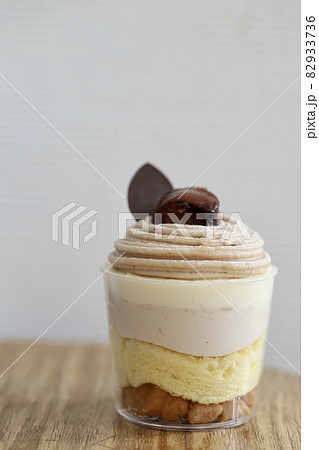 渋皮栗が乗ったモンブランカップケーキ 82933736