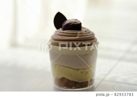 渋皮栗が乗ったモンブランカップケーキ 82933783