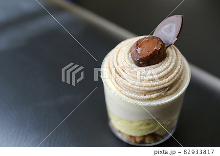 渋皮栗が乗ったモンブランカップケーキ 82933817