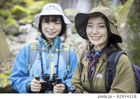 バードウォッチングをする若い女性　トレッキングイメージ 82934118
