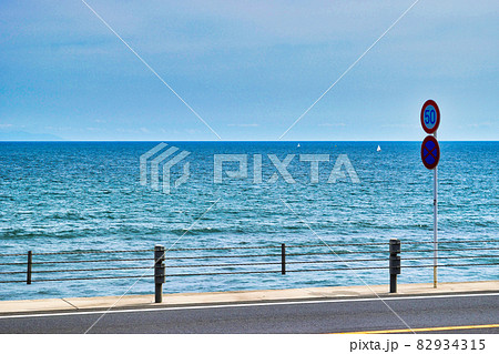 鎌倉高校前駅から見える海の風景（神奈川県鎌倉市） 82934315