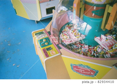 昔懐かしいゲームセンターにあるお菓子が取れるUFOキャッチャーの写真