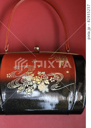 赤と黒の和装ハンドバッグ　着物用鞄 82935257