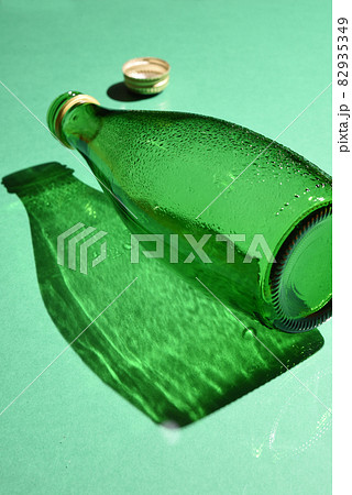 ボトルが転がるグリーンの風景 82935349