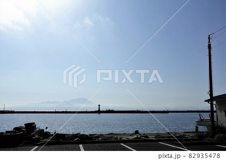 陽光 遠くに伯耆大山 釣人シルエット多数　島根県美保関漁港　 82935478
