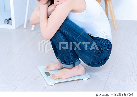 体重計にのる女性【パーツカット】 82936754