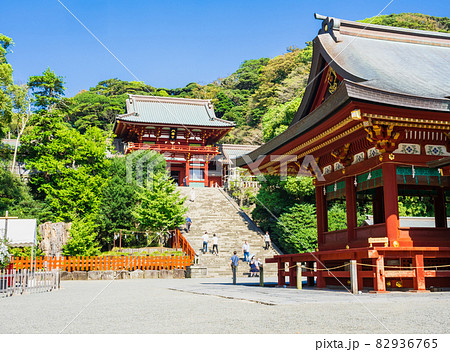 初秋の鎌倉　鶴岡八幡宮　本宮と舞殿 82936765