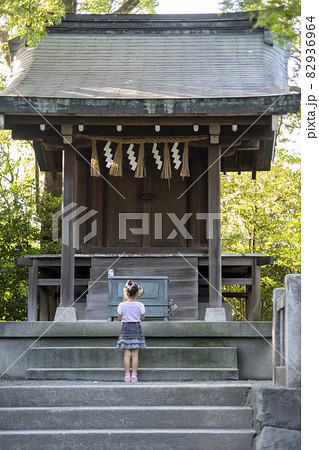 神社にお詣りする女の子 神社にお詣りする女の子 82936964