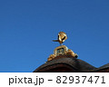 青空に羽ばたく鳳凰 82937471