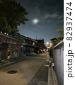 月と古い町並み 82937474