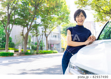 車の横に立つ女性 82937490