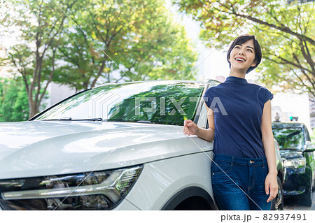 車の横に立つ女性 82937491