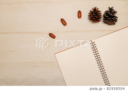 メモ帳とどんぐりと松ぼっくりの閃き 82938504