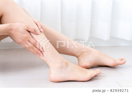 ふくらはぎをスキンケアする女性の手元【パーツカット】 ふくらはぎをスキンケアする女性の手元【パーツカット】 82939271