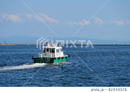 神戸港にて水先案内人を乗せたボートが出港中 82939328
