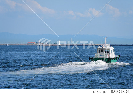 神戸港にて水先案内人を乗せたボートが出港中 神戸港にて水先案内人を乗せたボートが出港中 82939336