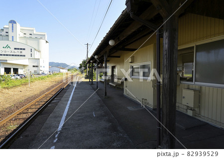 日本遺産に指定された鳥取県八頭町の若桜鉄道因幡船岡駅の駅舎とプラットホーム 82939529