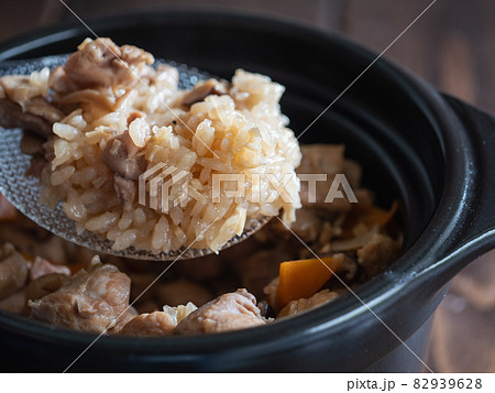 鶏肉とキノコや野菜を土鍋で炊きこんで作った炊き込みご飯。 82939628