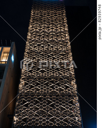夜の高層ビルの幾何学模様のデザインパターン 82939748