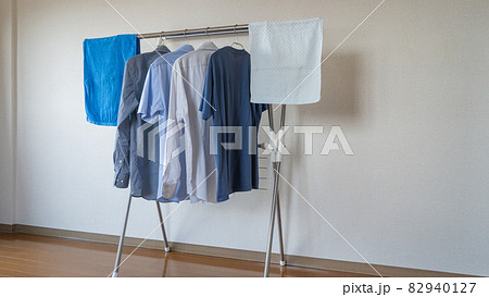 洗濯物の部屋干し。梅雨の時期イメージ 洗濯物の部屋干し。梅雨の時期イメージ 82940127