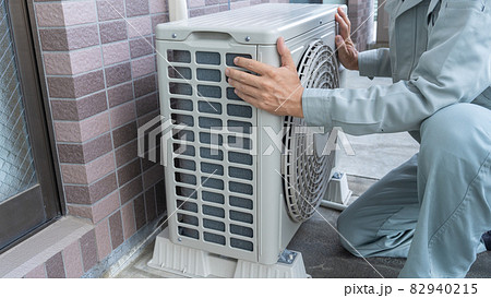 エアコン室外機点検・設置イメージ|作業服の男性 エアコン室外機点検・設置イメージ|作業服の男性 82940215