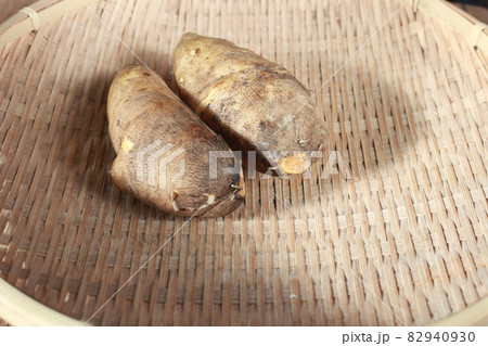 ザルに盛ったつくね芋 82940930