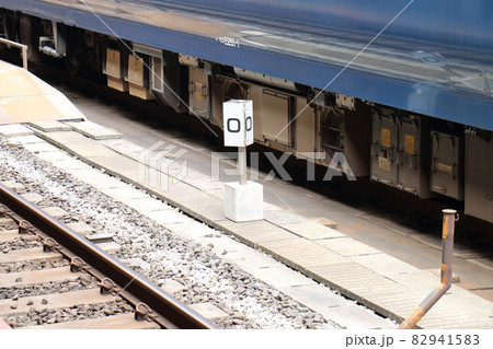 東京駅 東海道線・上野東京ラインのゼロキロポスト 8・9番線 東京駅 東海道線・上野東京ラインのゼロキロポスト 8・9番線 82941583