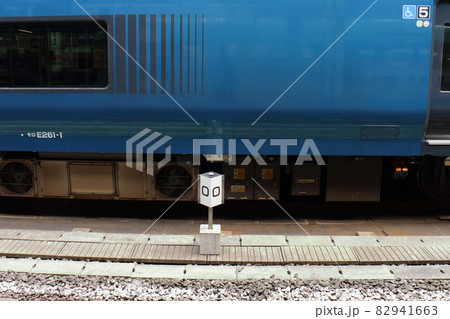 東京駅 東海道線・上野東京ラインのゼロキロポスト 8・9番線 東京駅 東海道線・上野東京ラインのゼロキロポスト 8・9番線 82941663