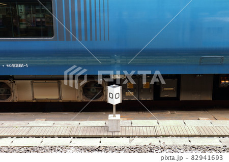 東京駅 東海道線・上野東京ラインのゼロキロポスト 8・9番線 東京駅 東海道線・上野東京ラインのゼロキロポスト 8・9番線 82941693