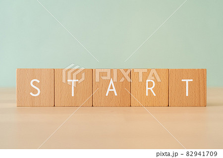 「START」と書かれた積み木 82941709