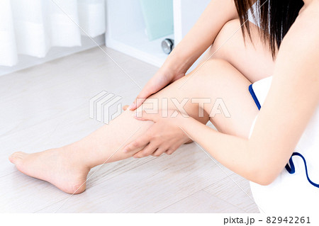 お風呂上りにスキンケアする女性【パーツカット】 お風呂上りにスキンケアする女性【パーツカット】 82942261