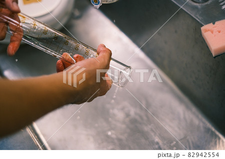実験器具を洗う 82942554