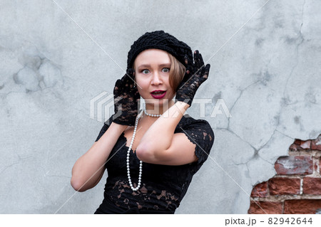 beautiful woman in retro style on a brick wall background beautiful woman in retro style on a brick wall background 82942644
