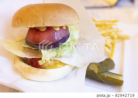 美味しいハンバーガーとフライドポテトとピクルス 美味しいハンバーガーとフライドポテトとピクルス 82942719