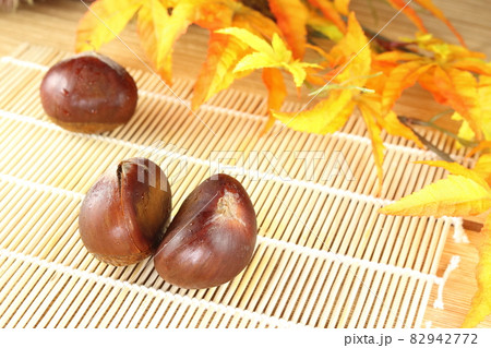 秋の旬の果物 愛媛産の利平栗3つと紅葉 秋の旬の果物 愛媛産の利平栗3つと紅葉 82942772