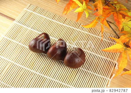秋の旬の果物 愛媛産の利平栗3つと紅葉 秋の旬の果物 愛媛産の利平栗3つと紅葉 82942787