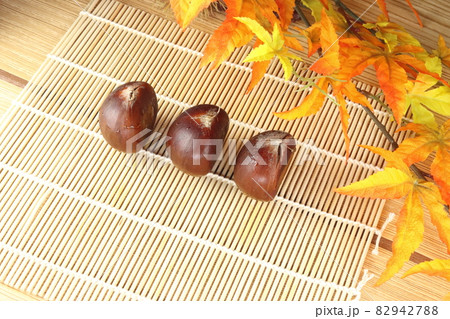 秋の旬の果物 愛媛産の利平栗3つと紅葉 秋の旬の果物 愛媛産の利平栗3つと紅葉 82942788