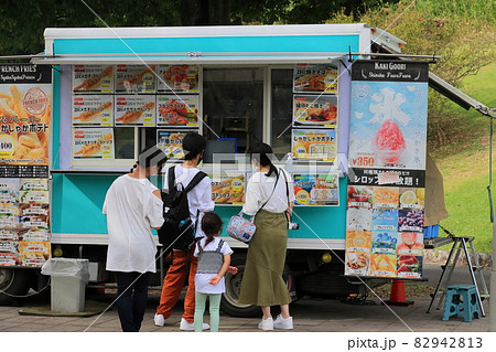 人気のキッチンカー　休日の公園のキッチンカー 82942813