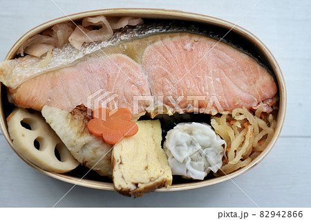 曲げわっぱに入れた焼き鮭のっけ弁当 82942866
